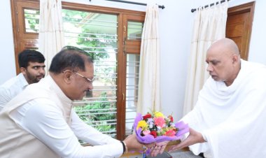गुरु पूर्णिमा पर मुख्यमंत्री ने अघोर गुरु पीठ बनोरा में किए गुरु दर्शन, बाबा प्रियदर्शी राम से लिया आशीर्वाद