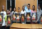 स्वर्गीय तीजन बाई की स्मृति में आयोजित आरुग सम्मान समारोह का पोस्टर रायपुर प्रेस क्लब में विमोचित