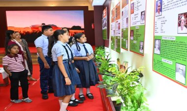विद्यार्थियों ने देखी स्वतंत्रता संग्राम सेनानियों और ‘वंदे मातरम’ पर आधारित छायाचित्र प्रदर्शनी…..