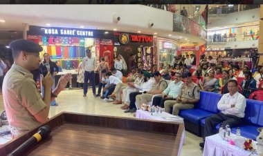 ट्रेजर आइलैंड मॉल में जागरूकता अभियान: साइबर सुरक्षा, नशा मुक्ति और यातायात नियमों की दी गई जानकारी