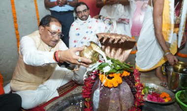 मुख्यमंत्री साय ने बाबा कर्मेश्वर का किया रुद्राभिषेक, प्रदेशवासियों की सुख-समृद्धि और खुशहाली की कामना की