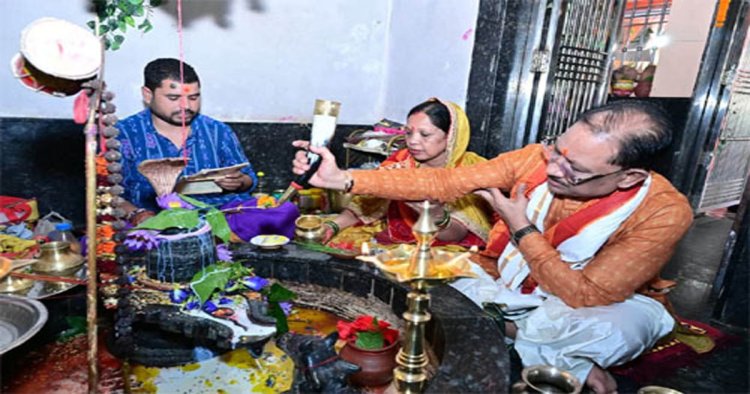 सावन माह के तीसरे सोमवार और नागपंचमी पर सीएम साय ने पत्नी संग किया फलेश्वरनाथ महादेव मंदिर में पूजा-अर्चना