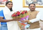 एशियन गेम्स की स्वर्ण पदक विजेता टीम की संजू देवी को मुख्यमंत्री विष्णु देव साय ने 51 लाख रुपए की प्रोत्साहन राशि देने की घोषणा की