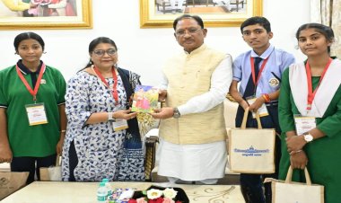 राष्ट्रपति से भेंट कर लौटे प्रतिभावान विद्यार्थियों ने मुख्यमंत्री विष्णु देव साय से की सौजन्य मुलाकात