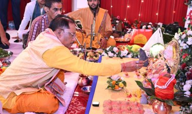 मुख्यमंत्री विष्णु देव साय ने परिवारजनों के साथ विधि-विधान से की गणपति की स्थापना और पूजा-अर्चना
