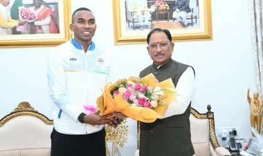 मुख्यमंत्री विष्णु देव साय से एशियन गेम्स के कांस्य पदक विजेता एथलीट अनिमेष कुजूर ने की सौजन्य मुलाकात