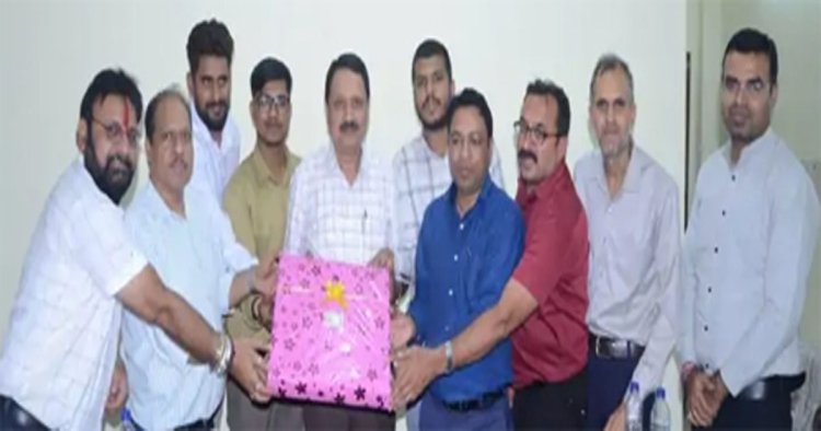 जिला जनसंपर्क कार्यालय के सहायक ग्रेड-1 अनिल सिंह को सेवानिवृत्ति पर दी गई भावभीनी विदाई