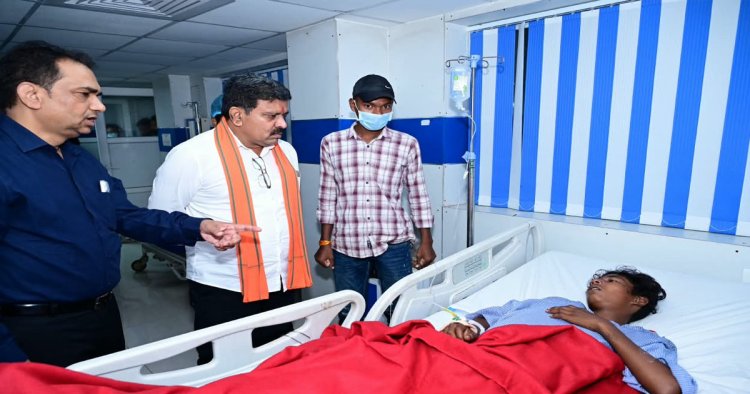 उप मुख्यमंत्री विजय शर्मा ने अस्पताल पहुंचकर जाना सड़क हादसे में घायलों का हाल