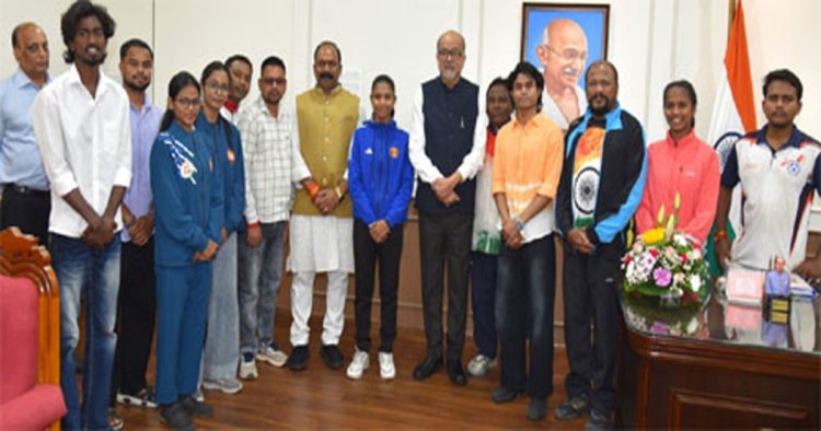राज्यपाल डेका से प्रदेश के उत्कृष्ट खिलाडिय़ों ने की सौजन्य भेंट