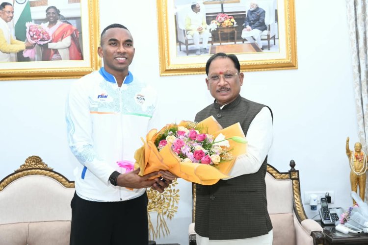 मुख्यमंत्री विष्णु देव साय से एशियन गेम्स के कांस्य पदक विजेता एथलीट अनिमेष कुजूर ने की सौजन्य मुलाकात